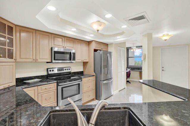 For Sale: $405,000 (2 beds, 2 baths, 1228 Square Feet)