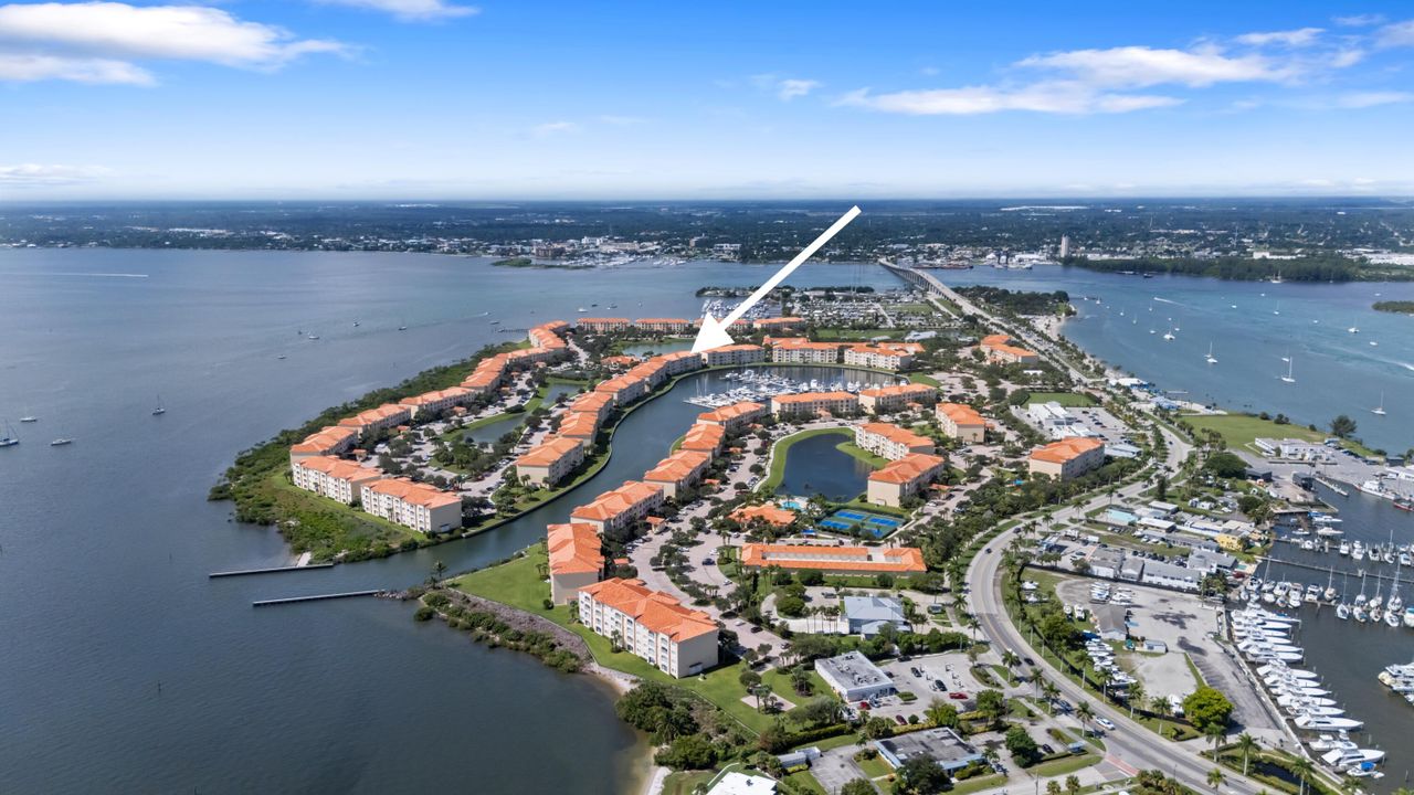 For Sale: $420,000 (2 beds, 2 baths, 1989 Square Feet)