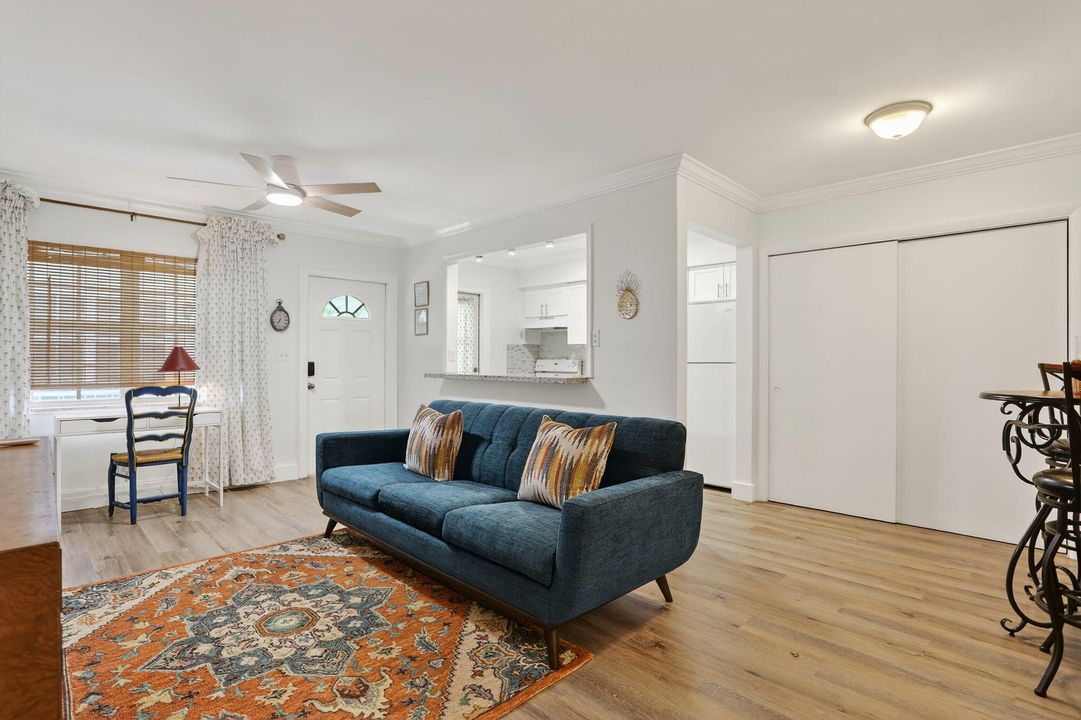 Active With Contract: $249,000 (1 beds, 1 baths, 600 Square Feet)