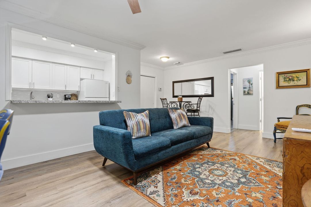 Active With Contract: $249,000 (1 beds, 1 baths, 600 Square Feet)