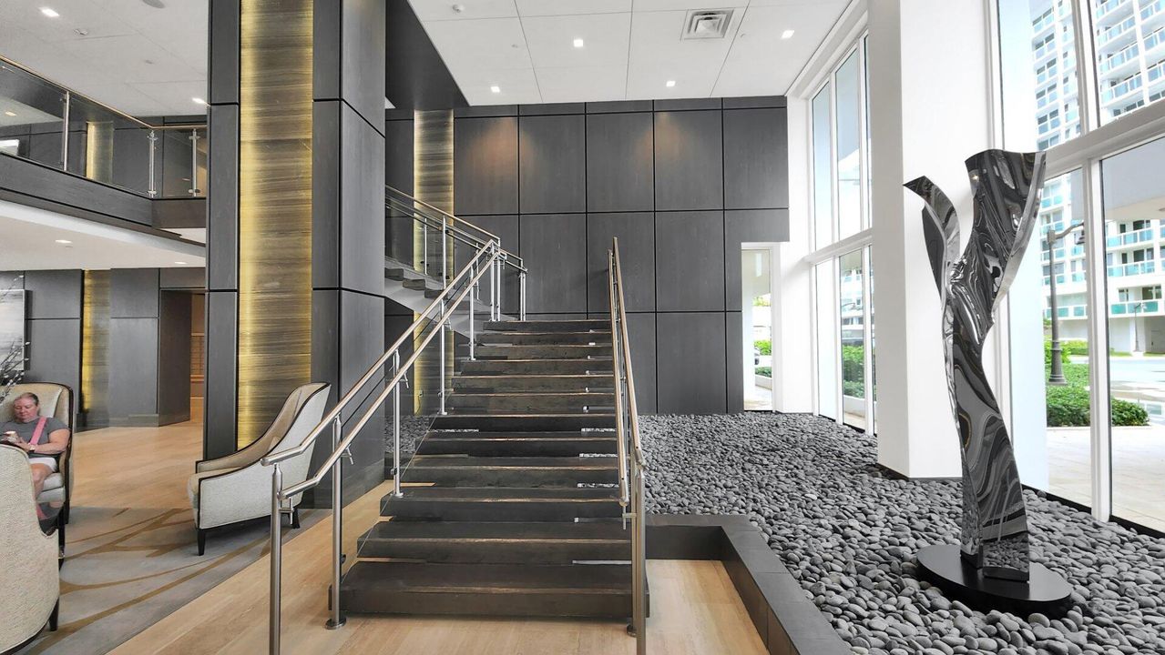 Active With Contract: $1,200,000 (2 beds, 2 baths, 1970 Square Feet)