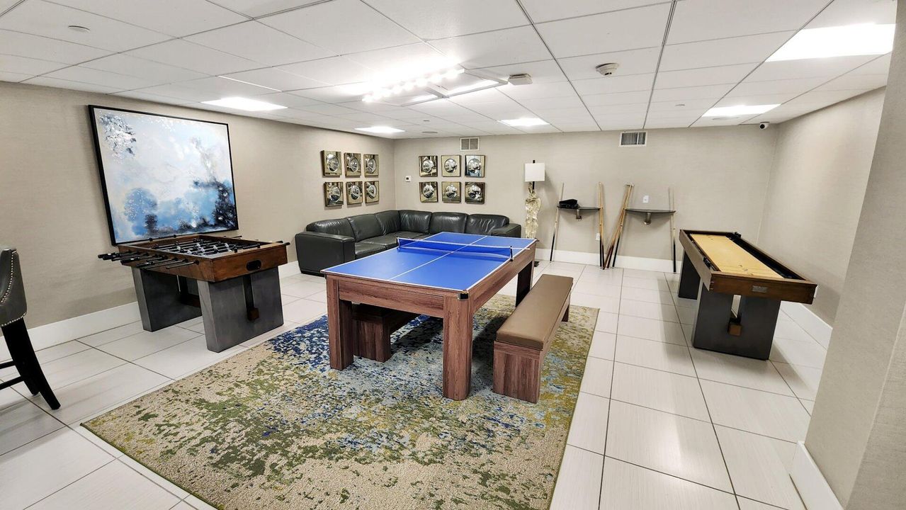 Active With Contract: $1,200,000 (2 beds, 2 baths, 1970 Square Feet)