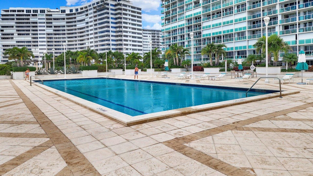 Active With Contract: $1,200,000 (2 beds, 2 baths, 1970 Square Feet)