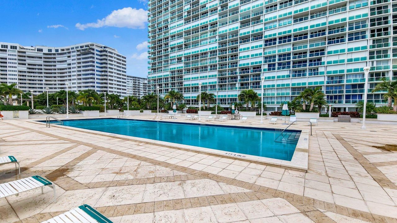 Active With Contract: $1,200,000 (2 beds, 2 baths, 1970 Square Feet)