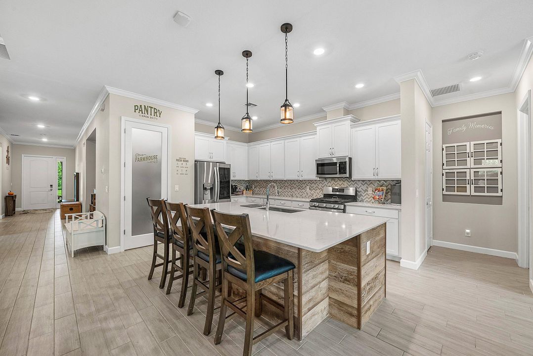 For Sale: $699,000 (3 beds, 3 baths, 2635 Square Feet)