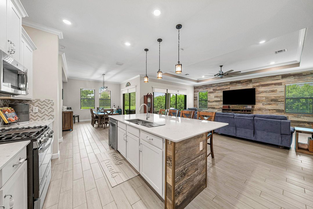 For Sale: $699,000 (3 beds, 3 baths, 2635 Square Feet)