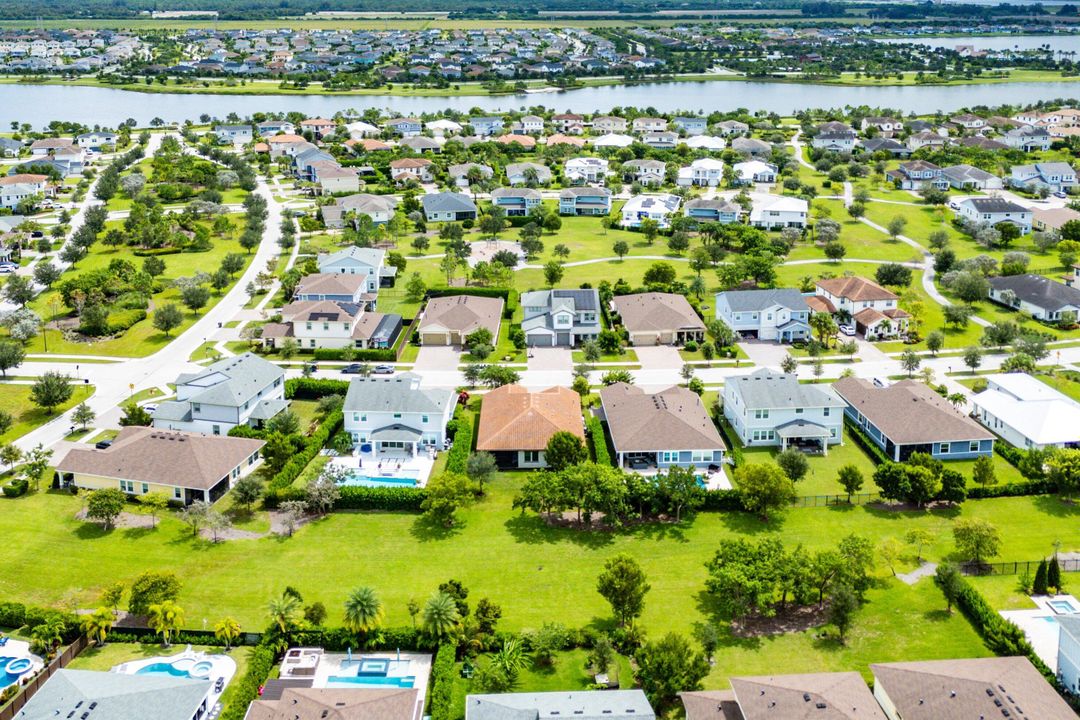 For Sale: $699,000 (3 beds, 3 baths, 2635 Square Feet)
