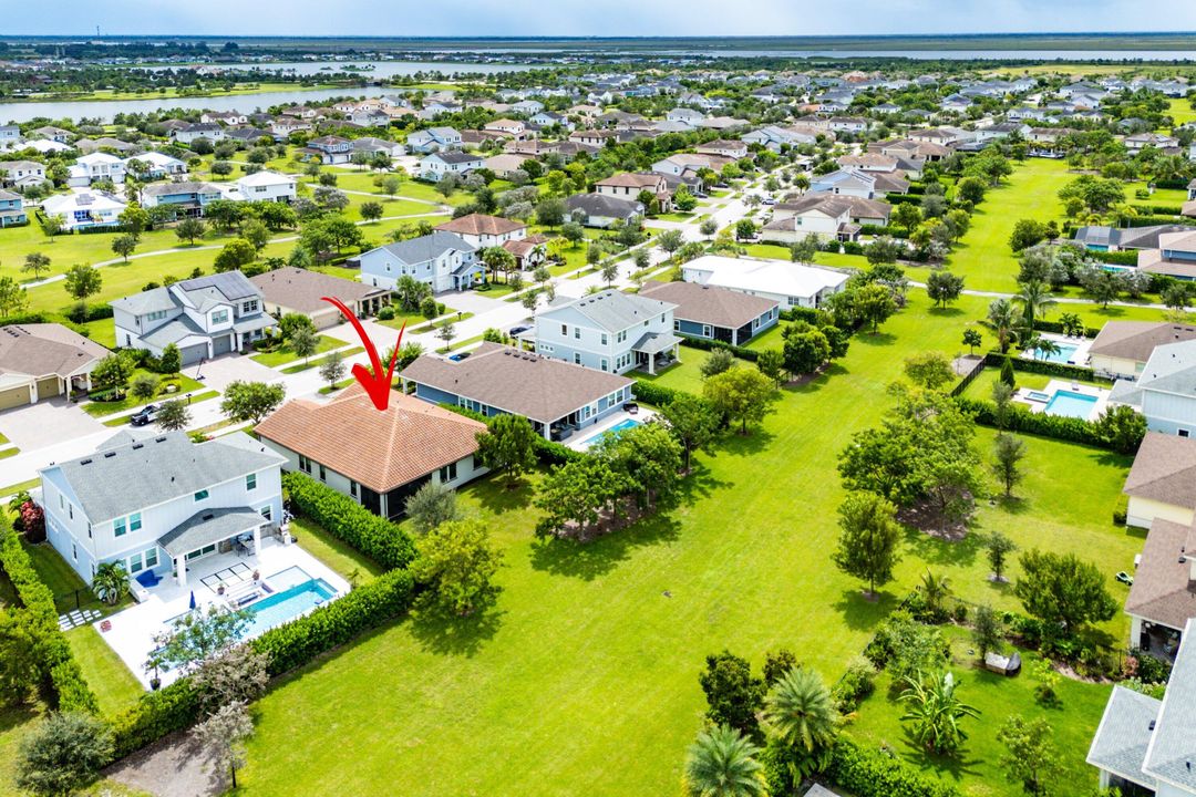 For Sale: $699,000 (3 beds, 3 baths, 2635 Square Feet)