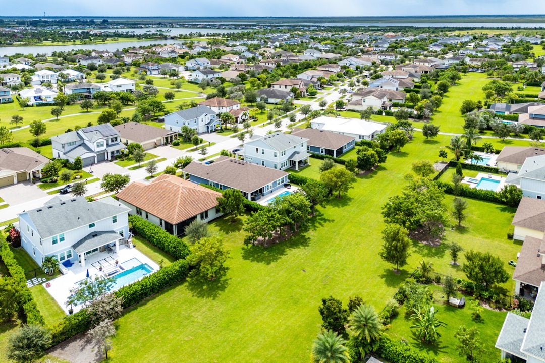 For Sale: $699,000 (3 beds, 3 baths, 2635 Square Feet)