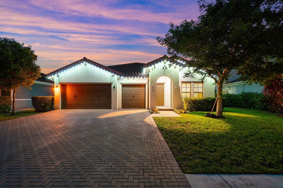 For Sale: $699,000 (3 beds, 3 baths, 2635 Square Feet)