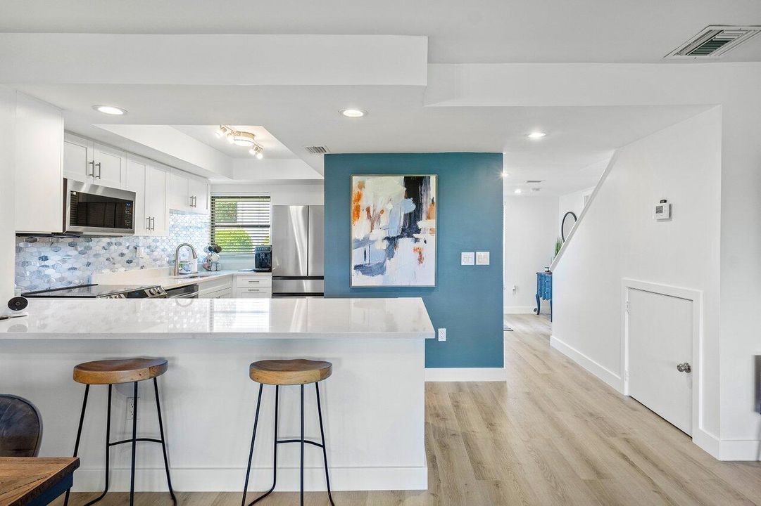 For Sale: $299,000 (1 beds, 1 baths, 1020 Square Feet)