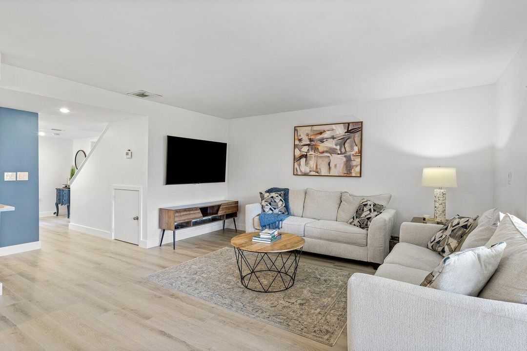 For Sale: $299,000 (1 beds, 1 baths, 1020 Square Feet)