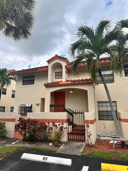 Recently Rented: $2,200 (2 beds, 2 baths, 1300 Square Feet)