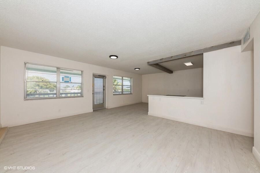 For Sale: $173,500 (2 beds, 2 baths, 874 Square Feet)