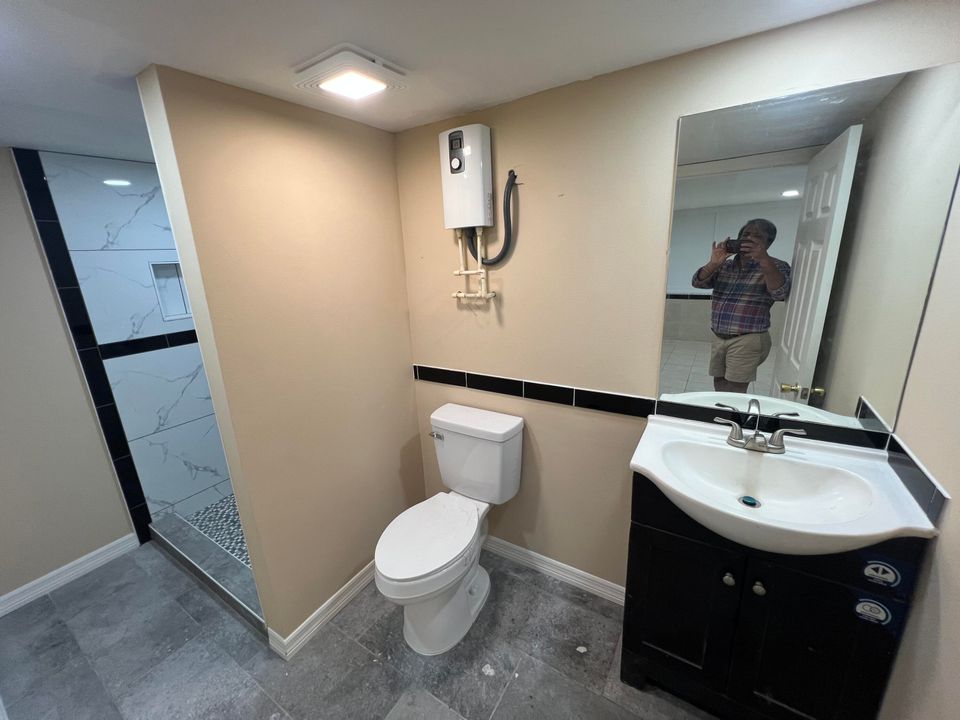 For Rent: $1,300 (1 beds, 1 baths, 700 Square Feet)