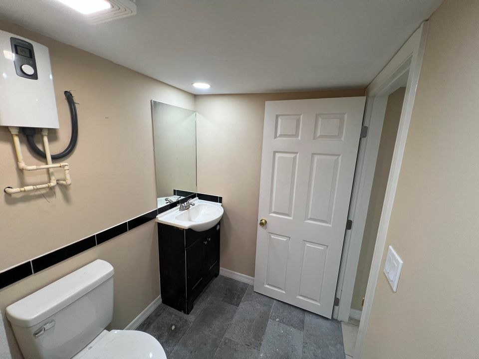 For Rent: $1,300 (1 beds, 1 baths, 700 Square Feet)