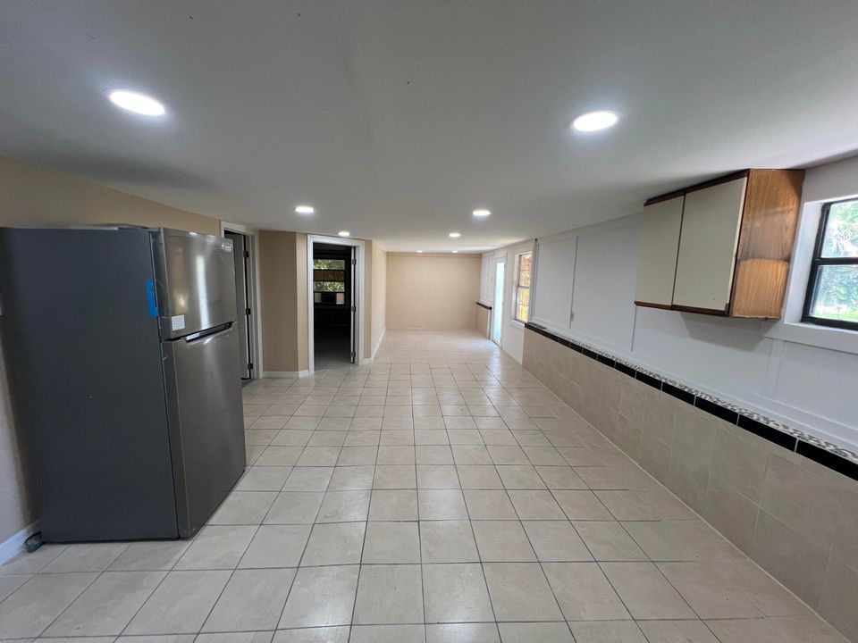 For Rent: $1,300 (1 beds, 1 baths, 700 Square Feet)