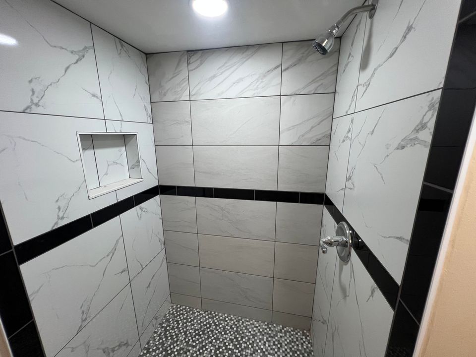 For Rent: $1,300 (1 beds, 1 baths, 700 Square Feet)