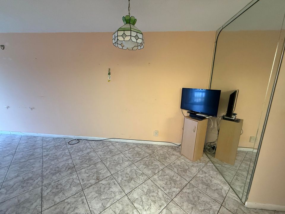 待售: $65,000 (1 贝兹, 1 浴室, 585 平方英尺)