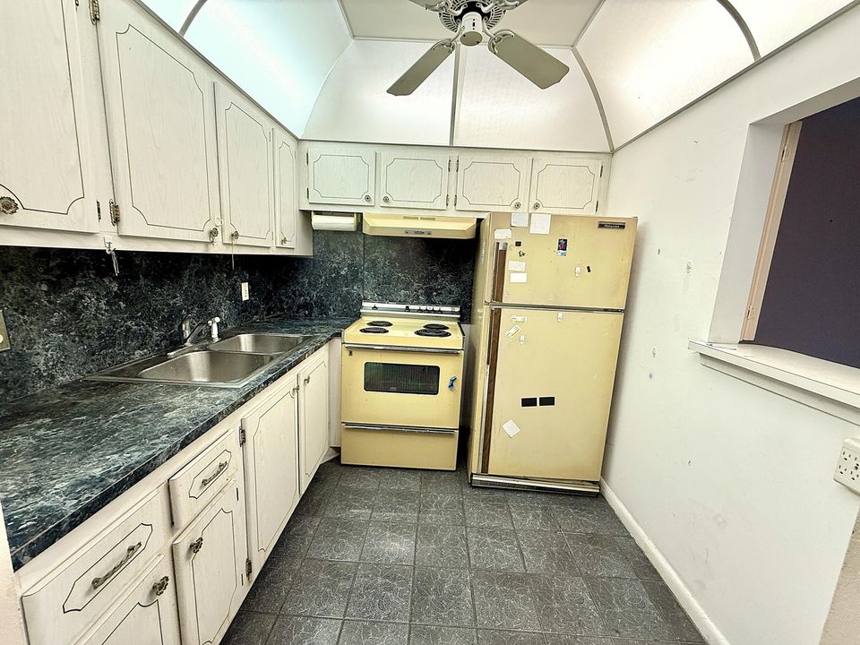 待售: $65,000 (1 贝兹, 1 浴室, 585 平方英尺)