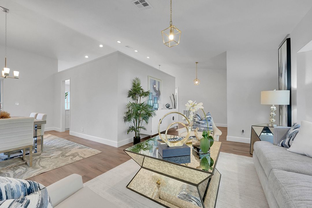 Activo con contrato: $699,900 (3 camas, 2 baños, 2256 Pies cuadrados)