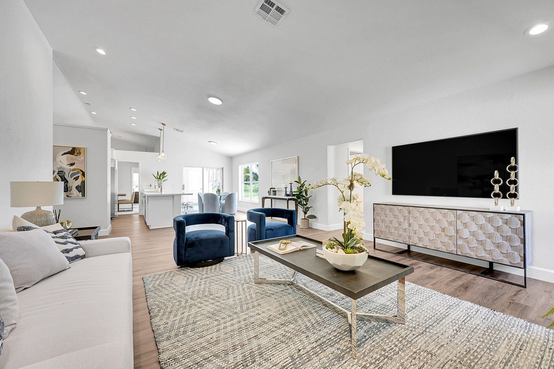 Activo con contrato: $699,900 (3 camas, 2 baños, 2256 Pies cuadrados)