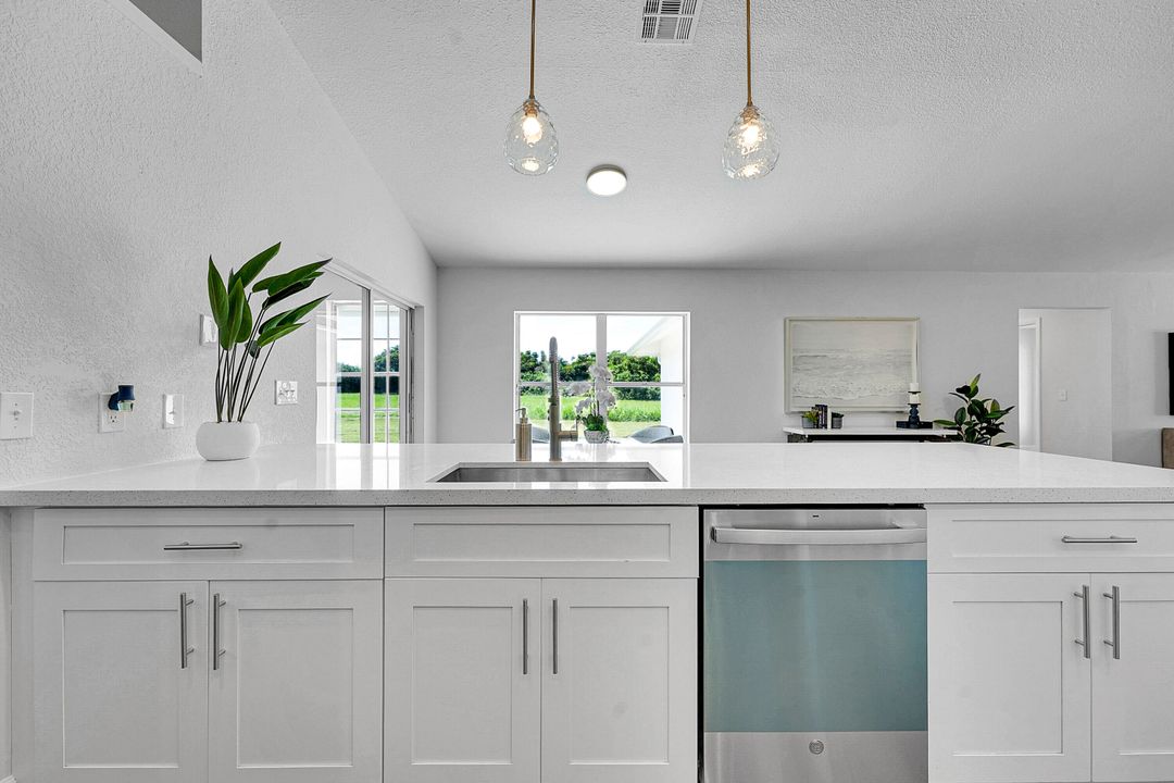 Activo con contrato: $699,900 (3 camas, 2 baños, 2256 Pies cuadrados)