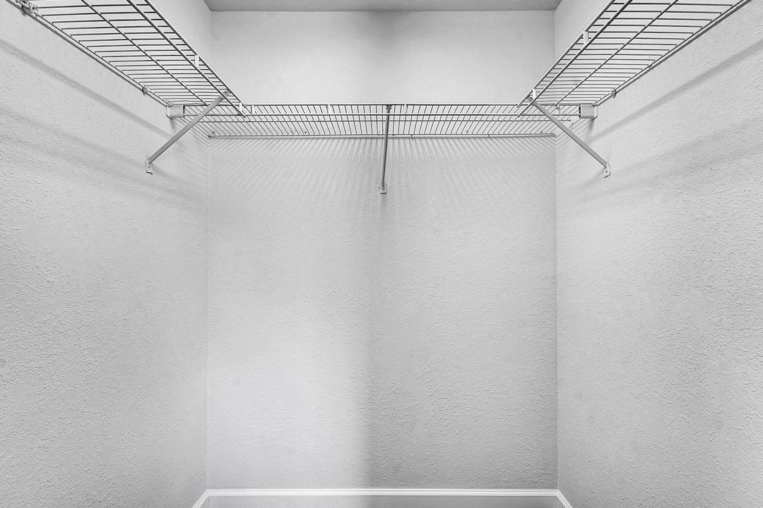 Activo con contrato: $699,900 (3 camas, 2 baños, 2256 Pies cuadrados)