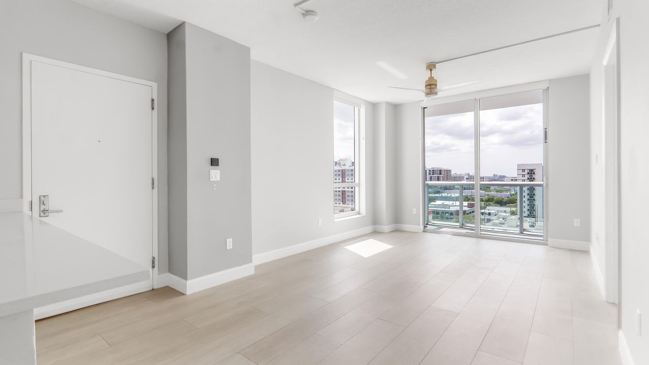 For Sale: $390,000 (1 beds, 1 baths, 693 Square Feet)