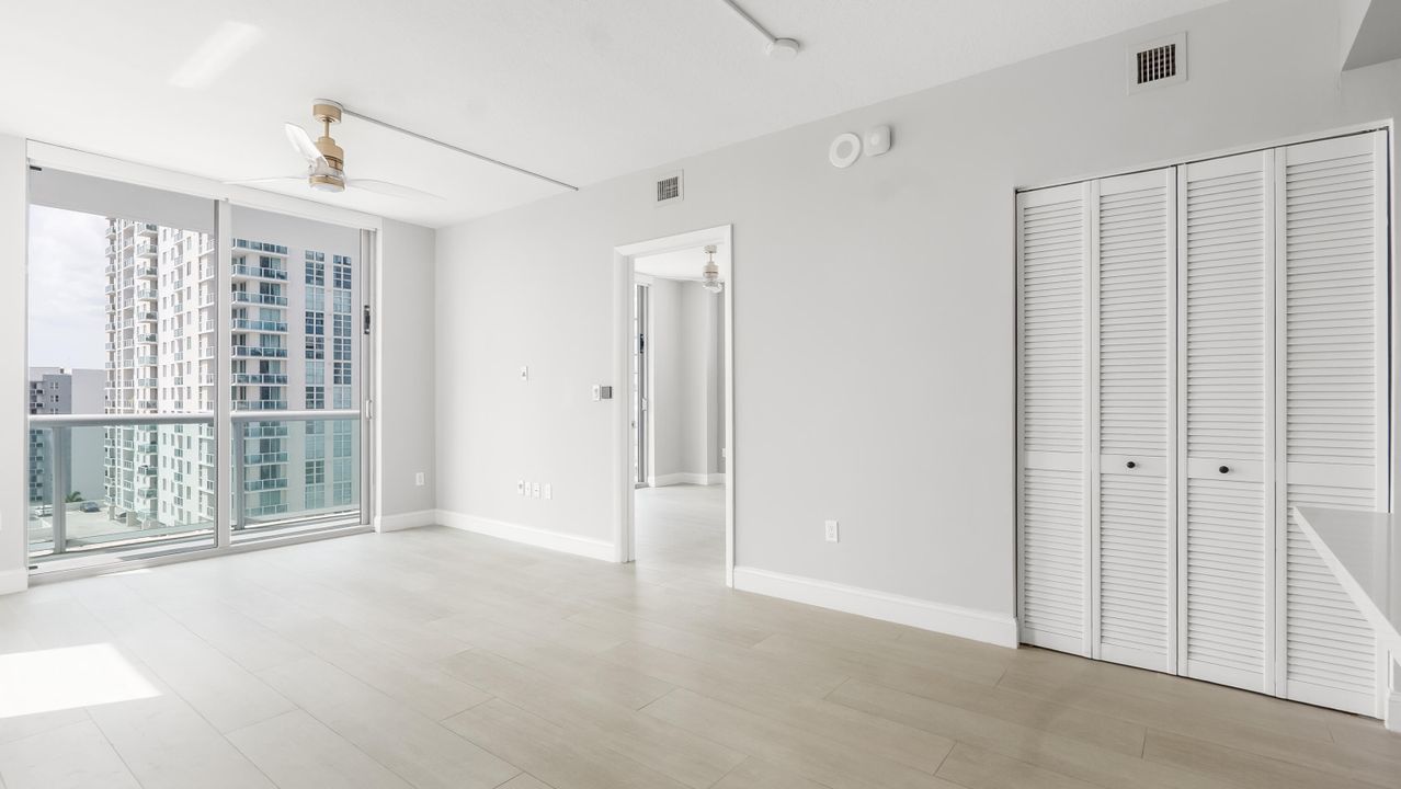 For Sale: $390,000 (1 beds, 1 baths, 693 Square Feet)