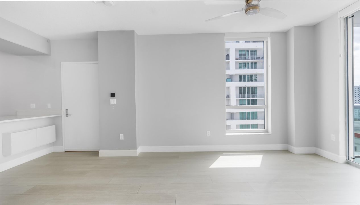 For Sale: $390,000 (1 beds, 1 baths, 693 Square Feet)