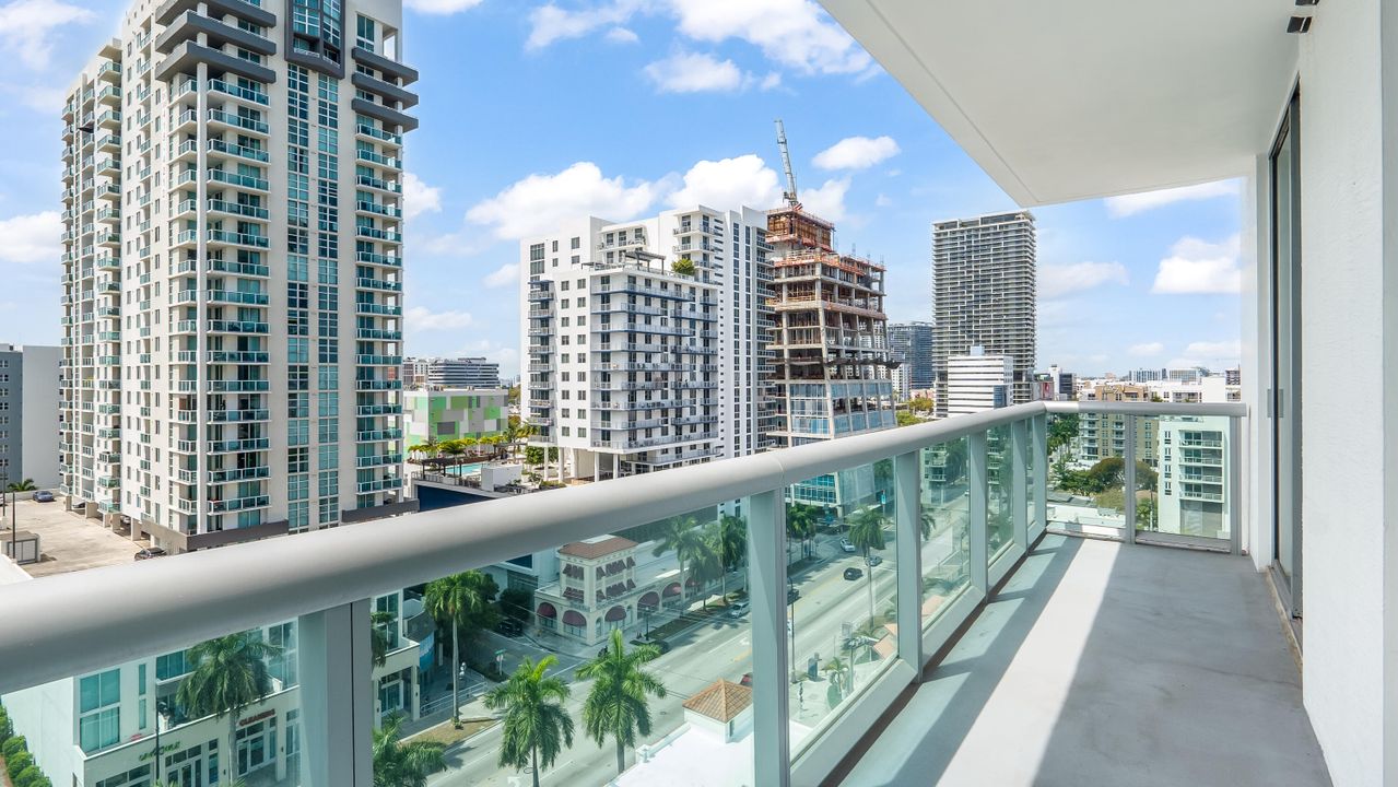 For Sale: $390,000 (1 beds, 1 baths, 693 Square Feet)