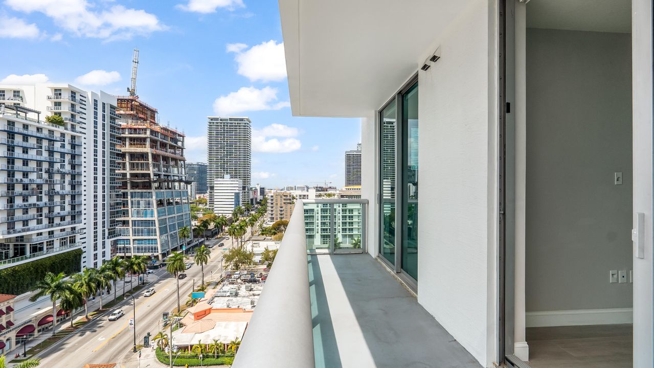 For Sale: $390,000 (1 beds, 1 baths, 693 Square Feet)