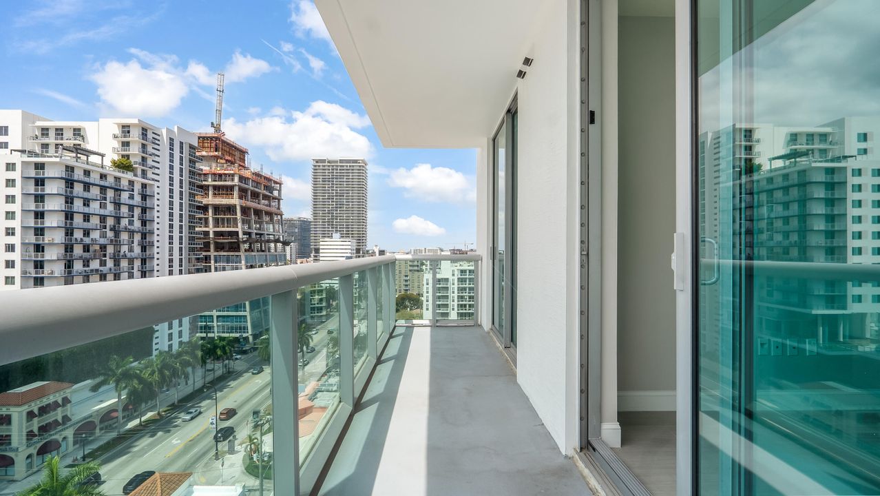 For Sale: $390,000 (1 beds, 1 baths, 693 Square Feet)