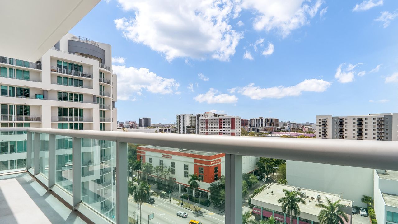 For Sale: $390,000 (1 beds, 1 baths, 693 Square Feet)