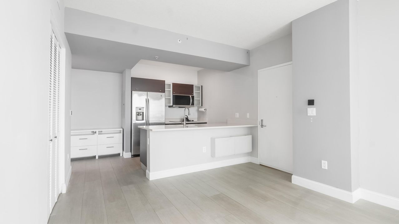 For Sale: $390,000 (1 beds, 1 baths, 693 Square Feet)