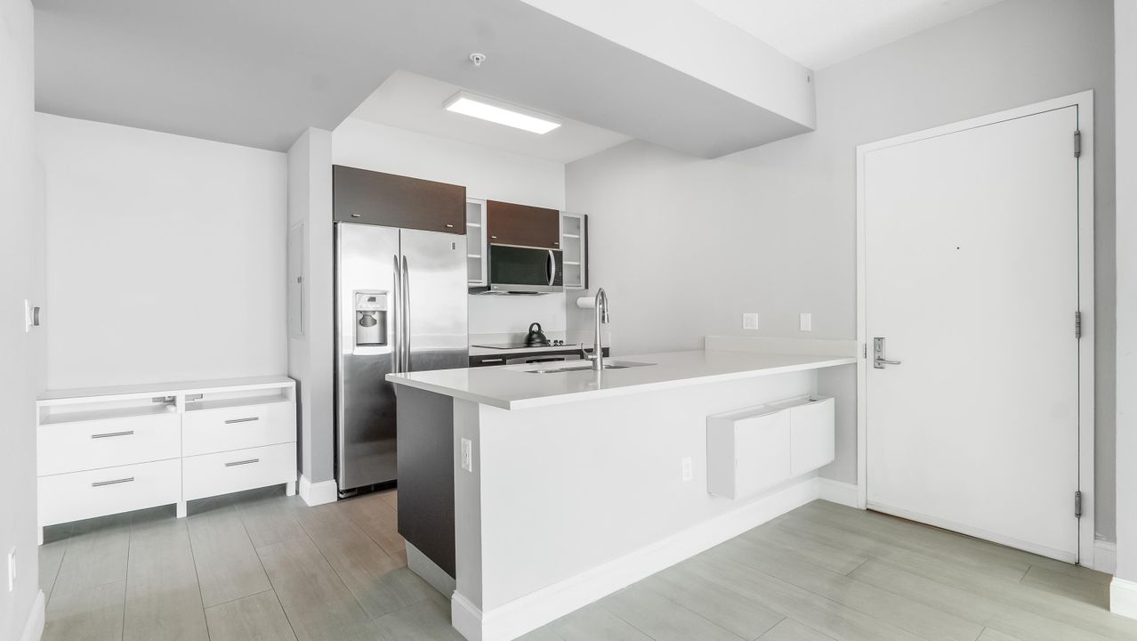 For Sale: $390,000 (1 beds, 1 baths, 693 Square Feet)