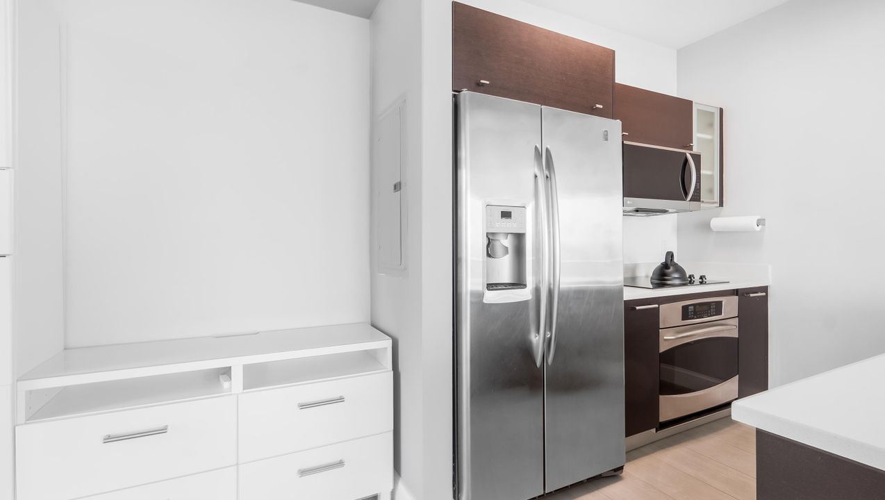 For Sale: $390,000 (1 beds, 1 baths, 693 Square Feet)