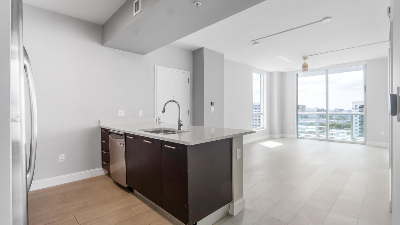 For Sale: $390,000 (1 beds, 1 baths, 693 Square Feet)