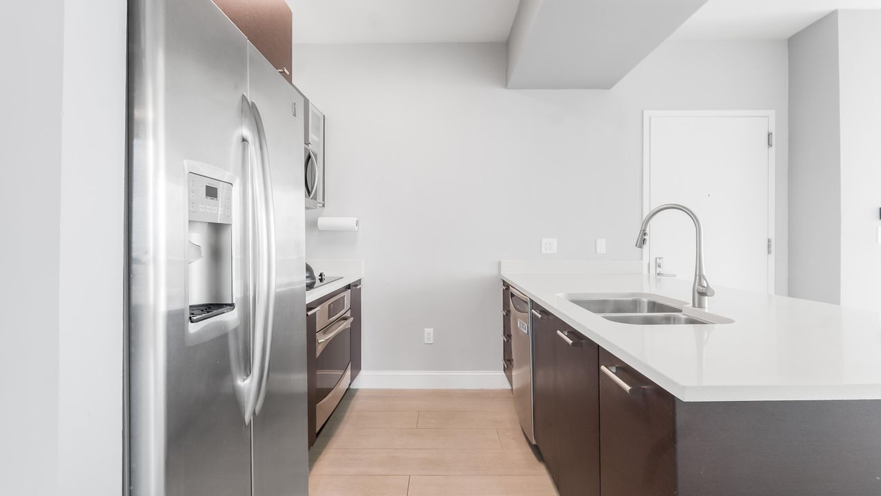 For Sale: $390,000 (1 beds, 1 baths, 693 Square Feet)