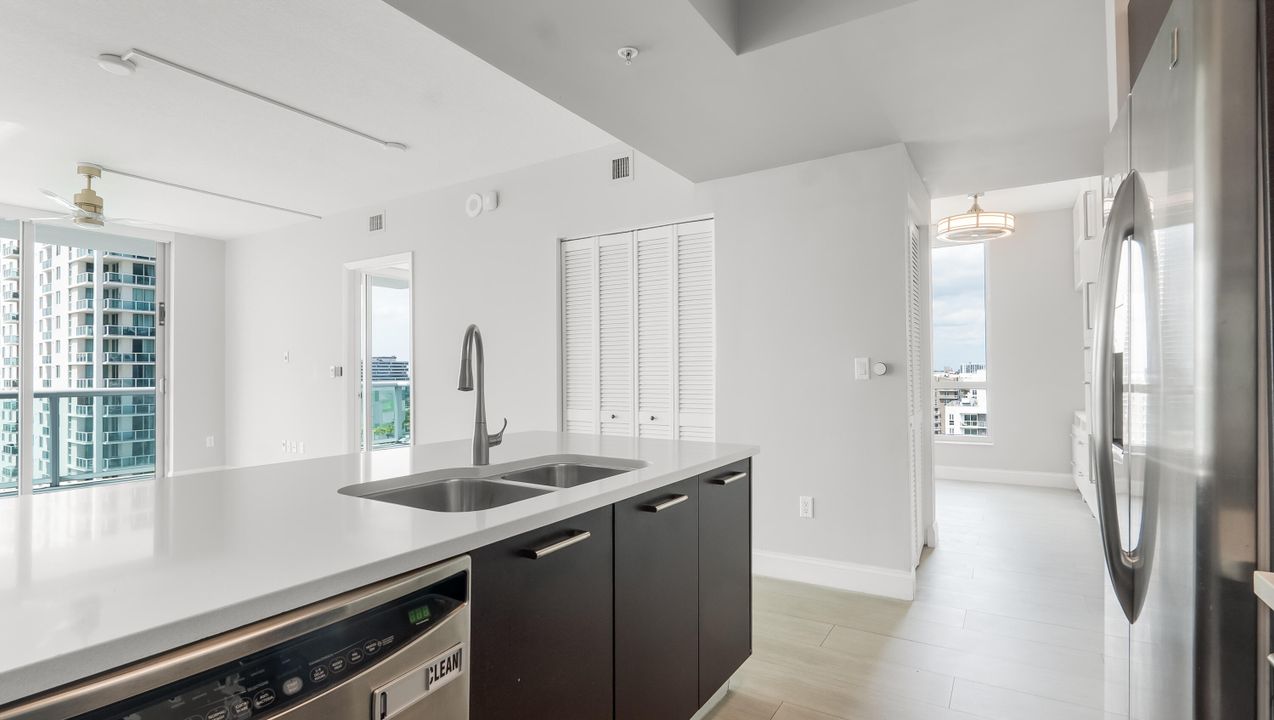 For Sale: $390,000 (1 beds, 1 baths, 693 Square Feet)