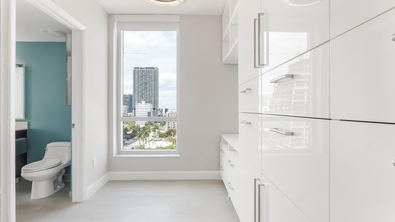 For Sale: $390,000 (1 beds, 1 baths, 693 Square Feet)