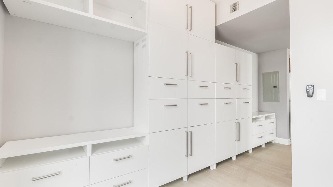 For Sale: $390,000 (1 beds, 1 baths, 693 Square Feet)