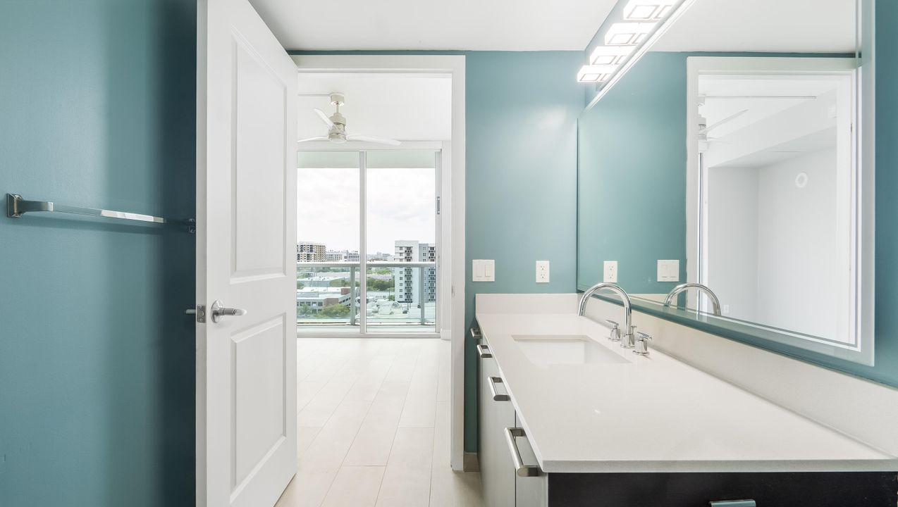 For Sale: $390,000 (1 beds, 1 baths, 693 Square Feet)