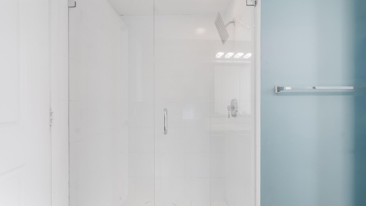 For Sale: $390,000 (1 beds, 1 baths, 693 Square Feet)