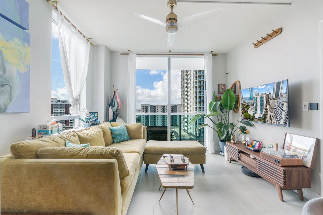 For Sale: $390,000 (1 beds, 1 baths, 693 Square Feet)