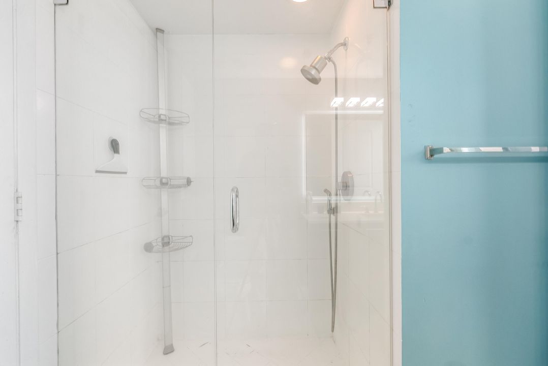 For Sale: $390,000 (1 beds, 1 baths, 693 Square Feet)