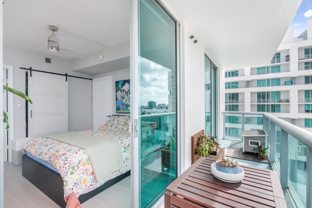 For Sale: $390,000 (1 beds, 1 baths, 693 Square Feet)