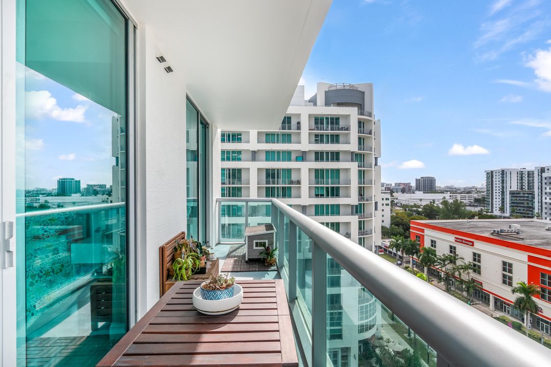 For Sale: $390,000 (1 beds, 1 baths, 693 Square Feet)