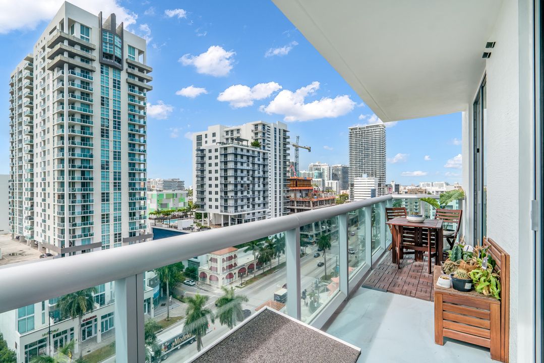 For Sale: $390,000 (1 beds, 1 baths, 693 Square Feet)
